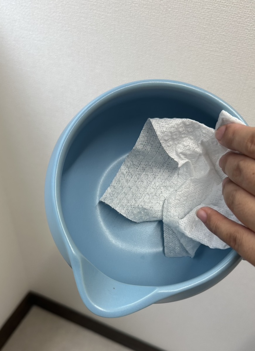 鍋をふく様子